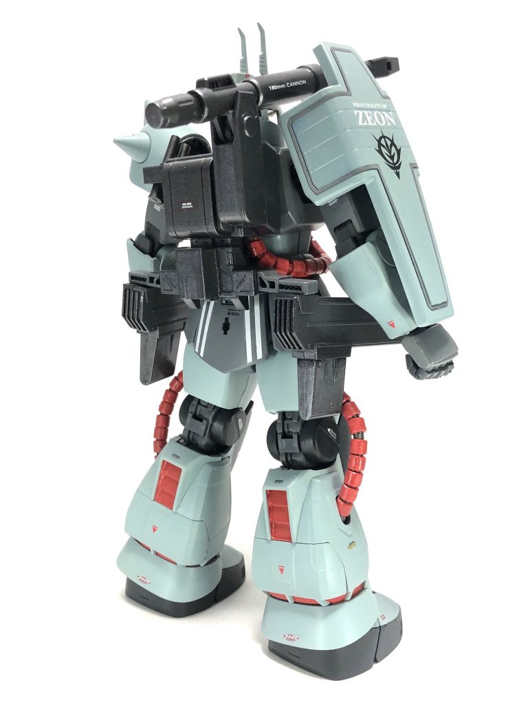 デカールもモノトーンと赤をメインに。