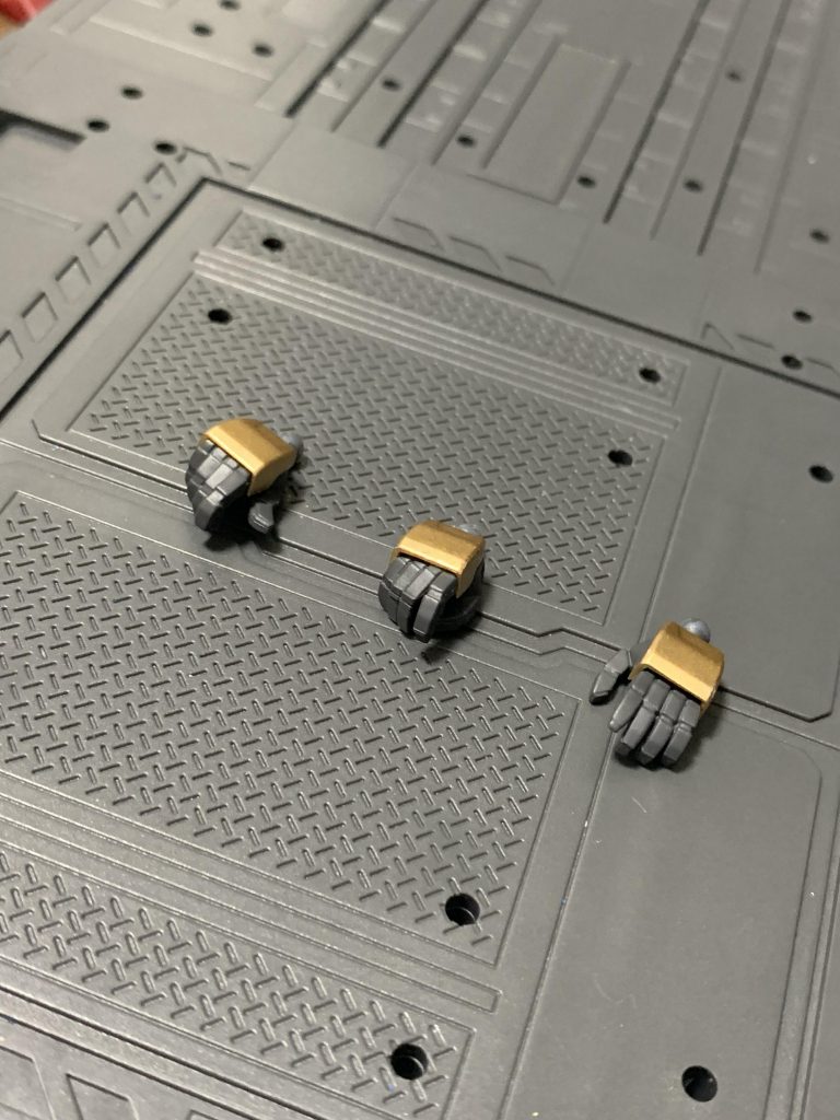 トリガーに指がかからないハンドパーツが許せませんでしたので、ヘイズルのハンドパーツを流用してみました。ここにジムクゥエルの左銃持ち手、アドバンスドヘイズルの両武器持ち手を追加できれば完璧なのですが、部品在庫がなく…泣。今回はひとまず完成としました。