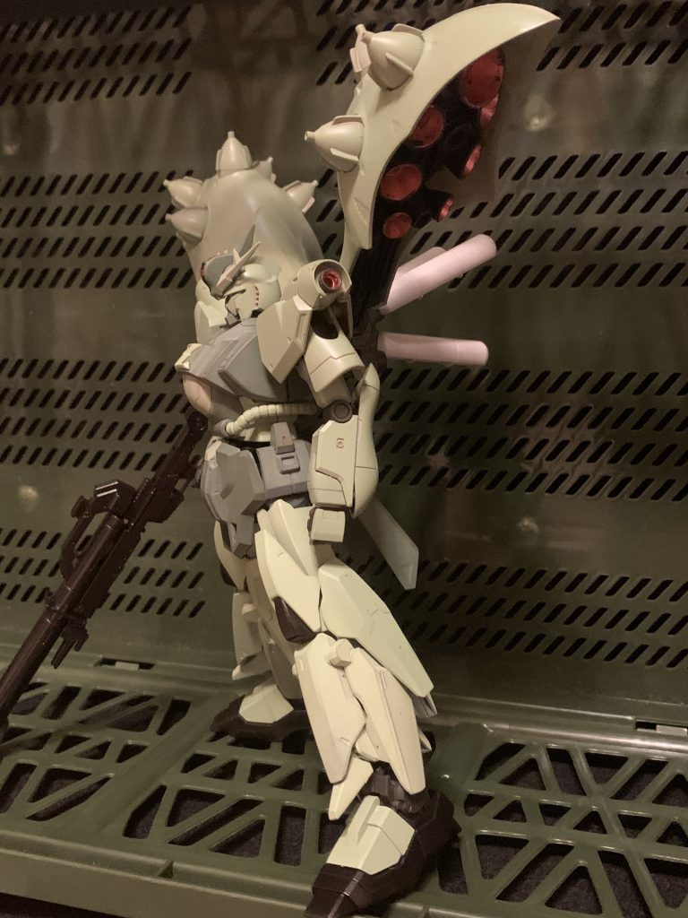 下半身は太く見えるだろうとゼルトザームを持ってきました。ガンダムの足はサラッとし過ぎていてジオンぽさが足りない気がしたので・・・足首のみジオンガンダムからもってきました。ポリキャップの小加工で取り付けできました。