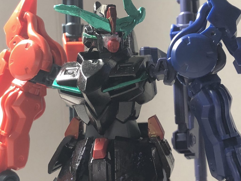 主となる色は黒。顔は完全なガンダム顔から少し崩れた具合にし、歪さを自分ができる範囲で醸し出しました。