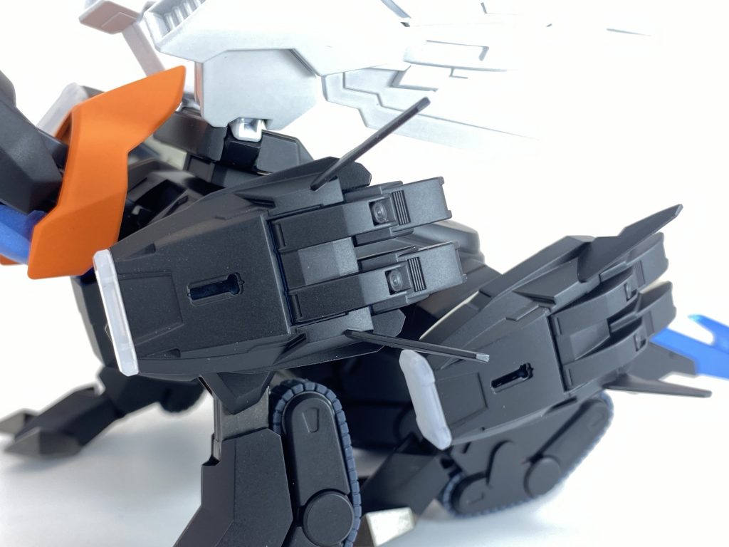 四肢のコンテナにはエルドラン鏡砂が充填されており、コンテナ一つにつきコアガンダムのアーマーを一機実体化することができる。