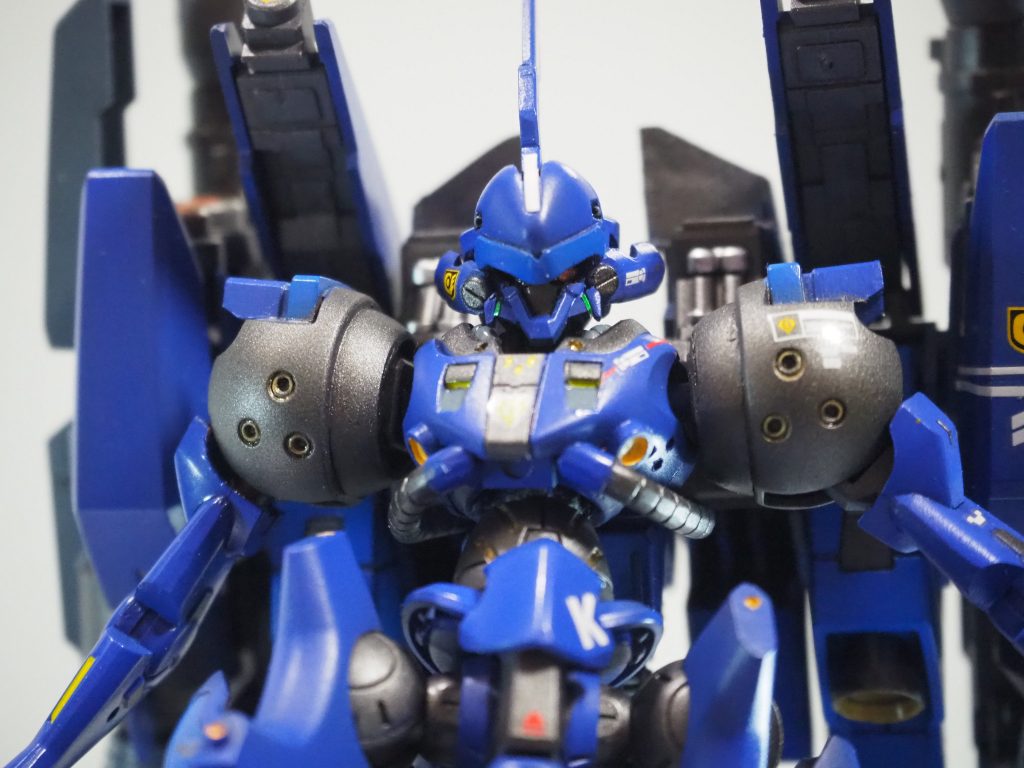 メインカメラも初めは量産型のモノアイタイプかマスク機のツインアイか色々悩みましたが、オリジナリティが欲しかったのでガンダム系の目にし、あえて片目にすることで味のある顔立ちにすることができました✨