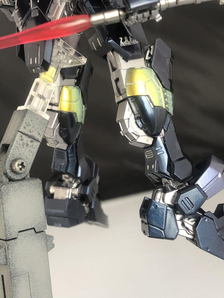 胴体やアンクルガードに使った暗めの青は、こりゃまたガイアノーツさんのパールマーズダークブルー。ブルーブラックよりは明るいので組み合わせたらお互い引き立つんじゃないかなと実践。