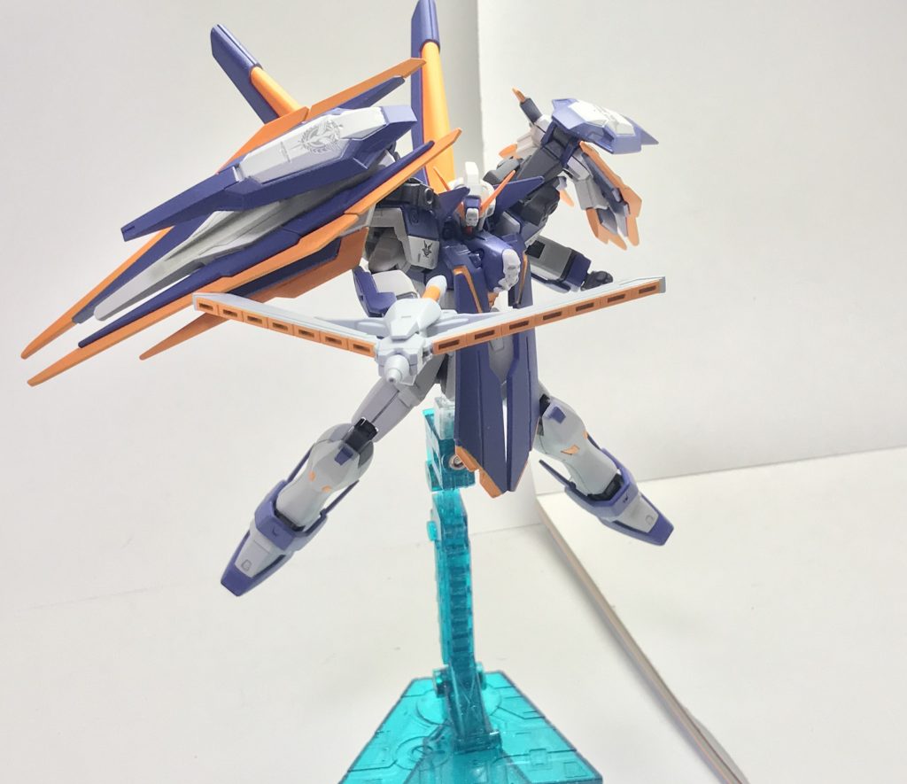 多目的兵装「クジャク」スマッシャーモード。バタフライ・バスターBとは別に製作されており、普段は腰部に懸架する形で携行されている。その威力もまた原型機譲りであり、ツインドライヴの出力が加わったことでより強力な照射ビームを放つことが可能となっている。