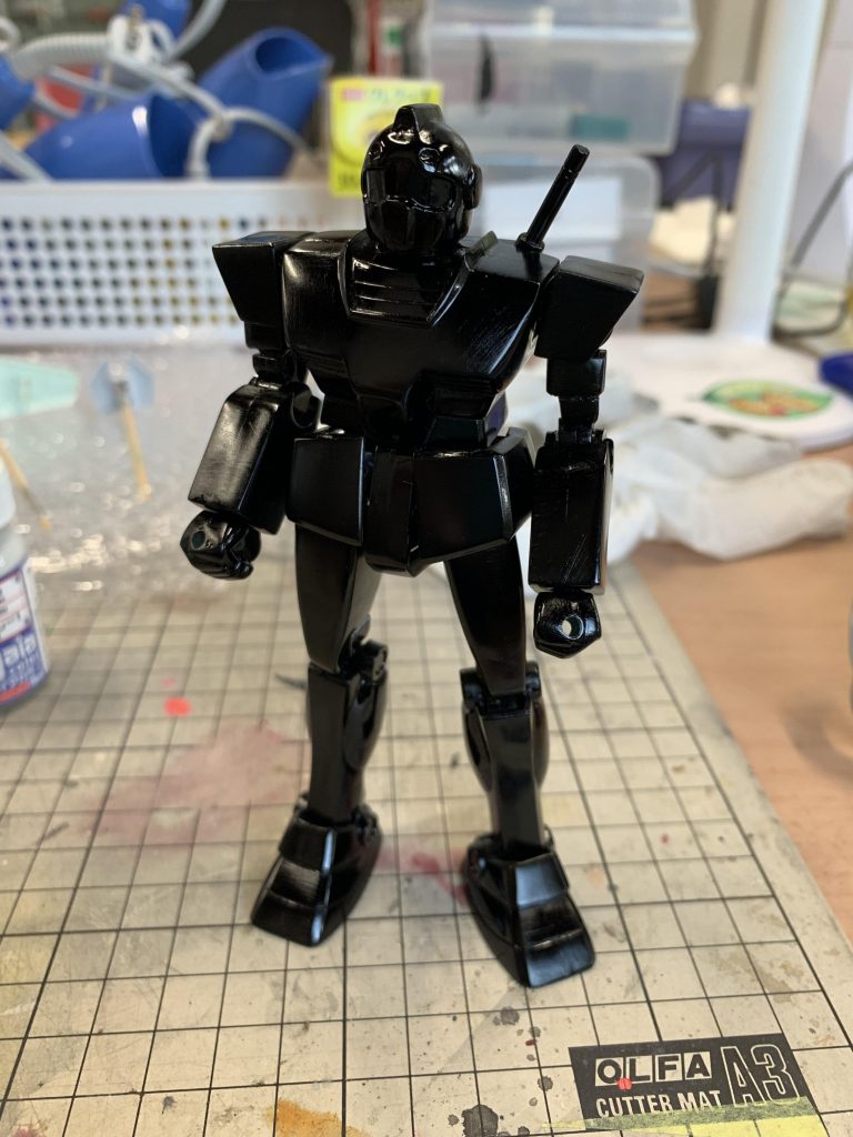 ここから塗そ……何ィ!?アクリル絵の具で塗ろうと思いたったのですが、初めての試みだったので念のため下地として黒一色で塗装しました。結論から言うとぶっちゃけいらなかったかなと思います。