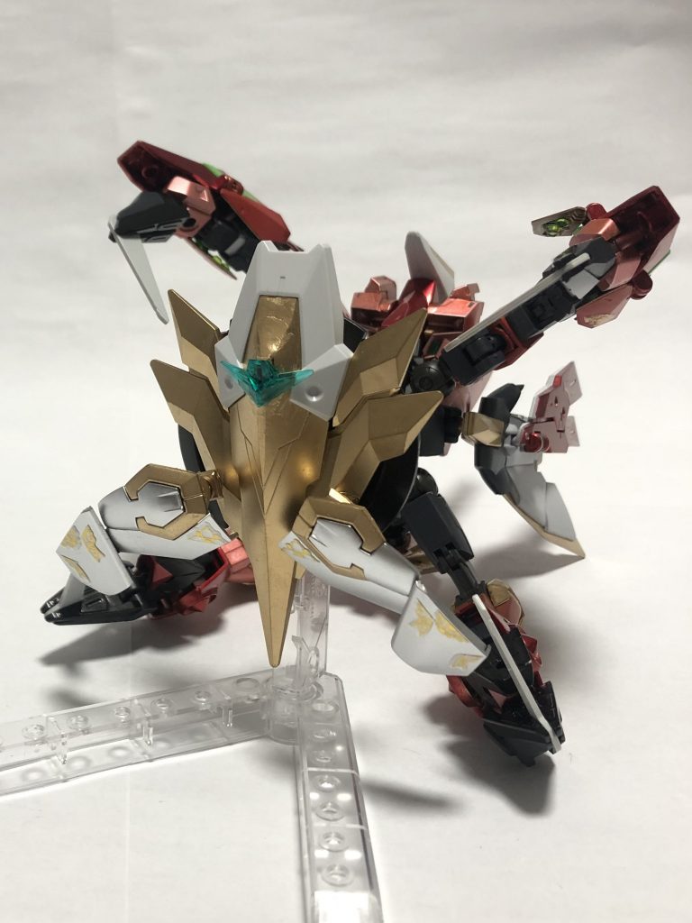 超必殺技1　【アイギスの盾】イージスシールドの追加装甲が割れて内部クリスタルが発光！「アルミューレリュミエール」を発生させることにより圧倒的防御力を誇る盾にイージスナイトの胸パーツを無理やり埋め込みました