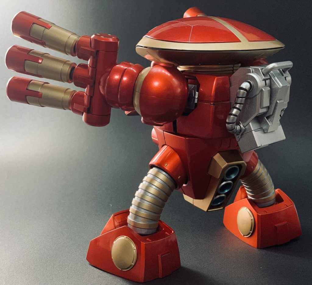 バックビュー。バーニア内部にクリアブルーを吹いてアークリアクターの光をイメージしてみました。全身を金と赤だけだと面白くないんでアイアンマン マーク5で採用されてた銀色も入れてみました。