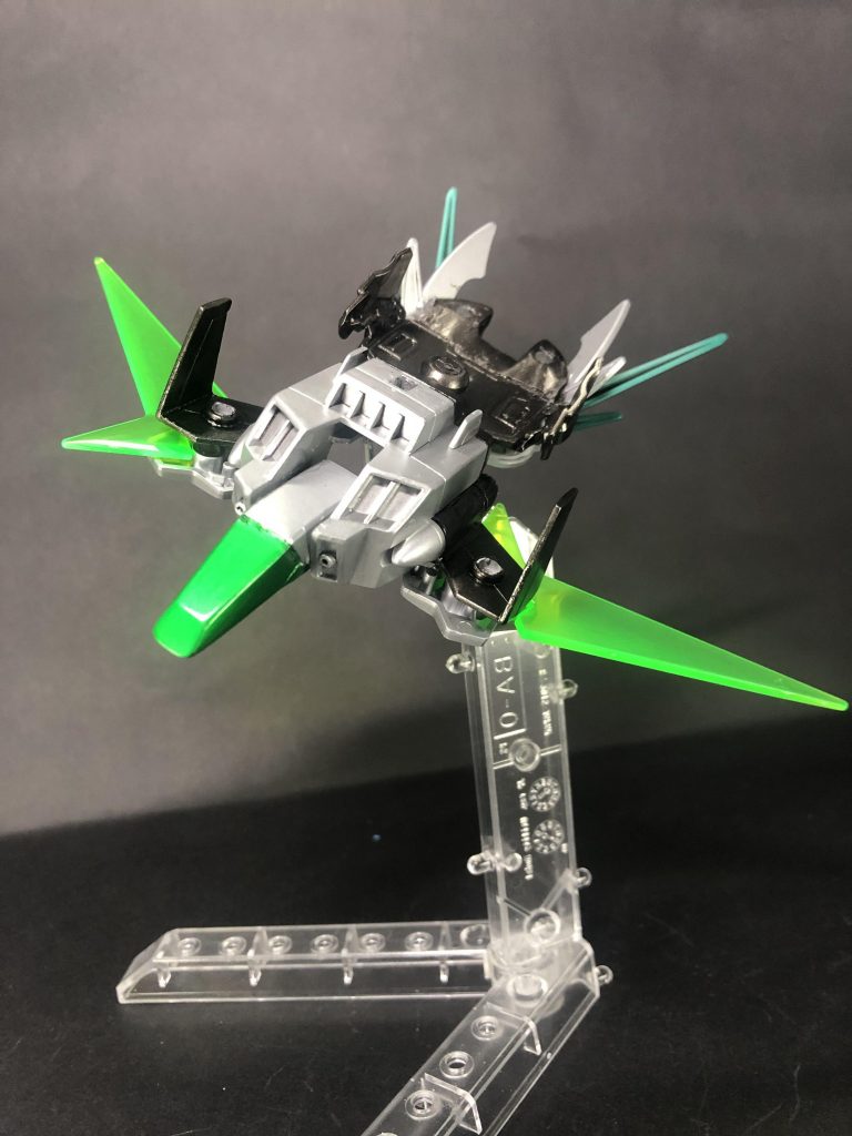 ハットリの頭部は飛行機型の支援機となる。ビーム手裏剣を展開すると、ちょっと鳥っぽいシルエットに。