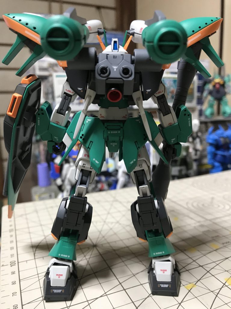 背面を見るとバレちゃうと思いますが、コアガンダムの足先が関節に干渉して変形後の関節が曲げられなくなってしまってます。いつもながらのヘッポコです。