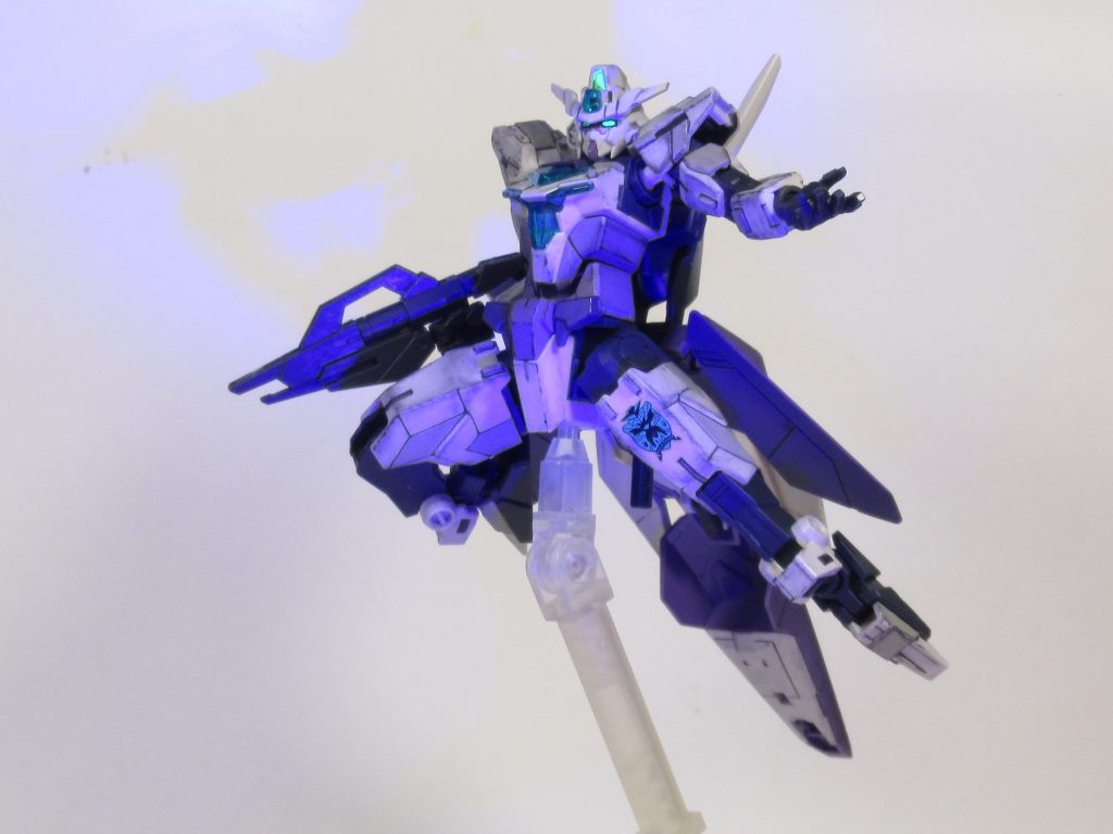 今回も目を蛍光塗料で塗装しているのでブラックライトで光ります。