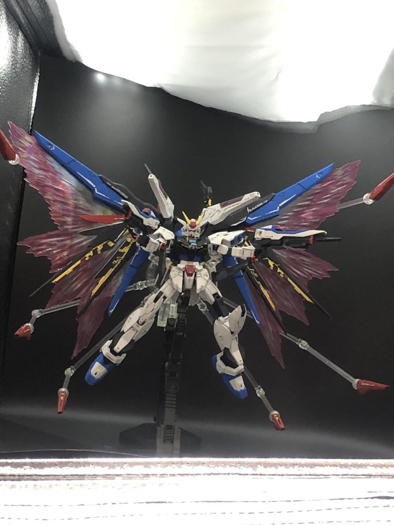 スーパードラグーンは6機搭載。スーパードラグーンは「情報処理が大変すぎて実質キラしか使えない複雑な兵器」との事なので、数を減らし、コントロールを「選択したパターンによるオート操作」とする事でパイロットへの負荷を減らしたという設定です。また、バラエーナで増えた分の機体重量にも配慮しています。まあ実は素材のストフリがドラグーン欠品で格安だったという事情から始まったのですが。。( 'ω')そういう日もあるヨネ翼エフェクトも運よく使用済中古品(しかも2種セットで1個分くらいのお値段!)を入手できたので、おかげでフルバーストをめいっぱい楽しめるようになりました!感謝しかない~!