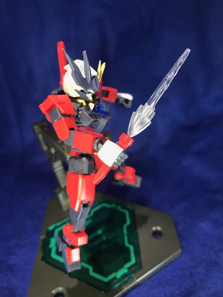 利用武装GNクリアナイフビームの短刀。本機の特徴は「無色のGN粒子」用いていることである。(塗装面d)そのため短刀とは言ったもの敵機には本装備の正確な長さは分かりにくく回避するには必要以上にフェイクコアとの距離を空ける必要がある。