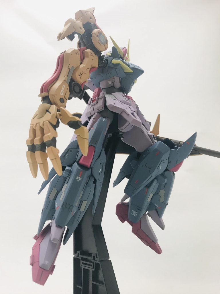 見上げるような角度がカッコいいですね。足太めなガンダムタイプ(プロヴィデンスとか)大好物です。