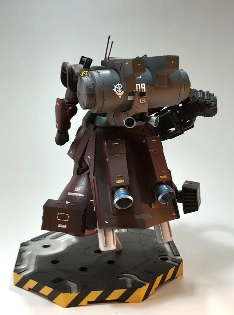 背中の設定画が分からず、宇宙用と言う事もあってでっち上げで製作してます。タンクはウェーブとコトブキヤのミキシング。後は殆どプラ板になります。