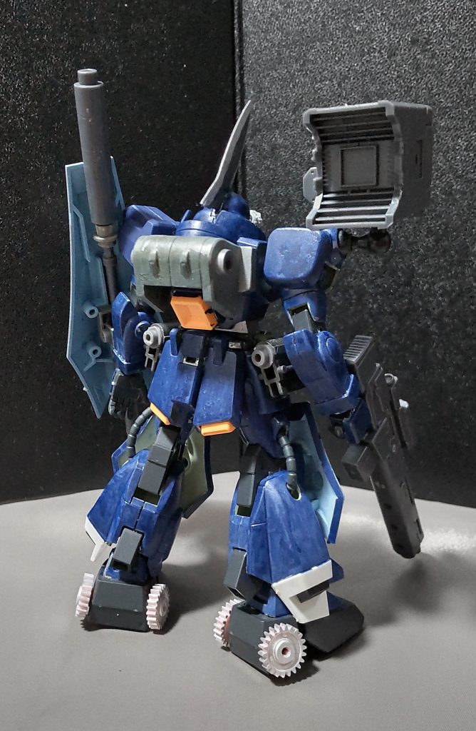 リアビューバックパックとして、ドロッパーズウィザードシステムを装着しています。基本は何も装備してませんが、換装する事で長距離砲が使用できるようになります。（詳細は後ほど）※これはスラッシュザクファントムのスラッシュウィザードシステムを改造したものになります。