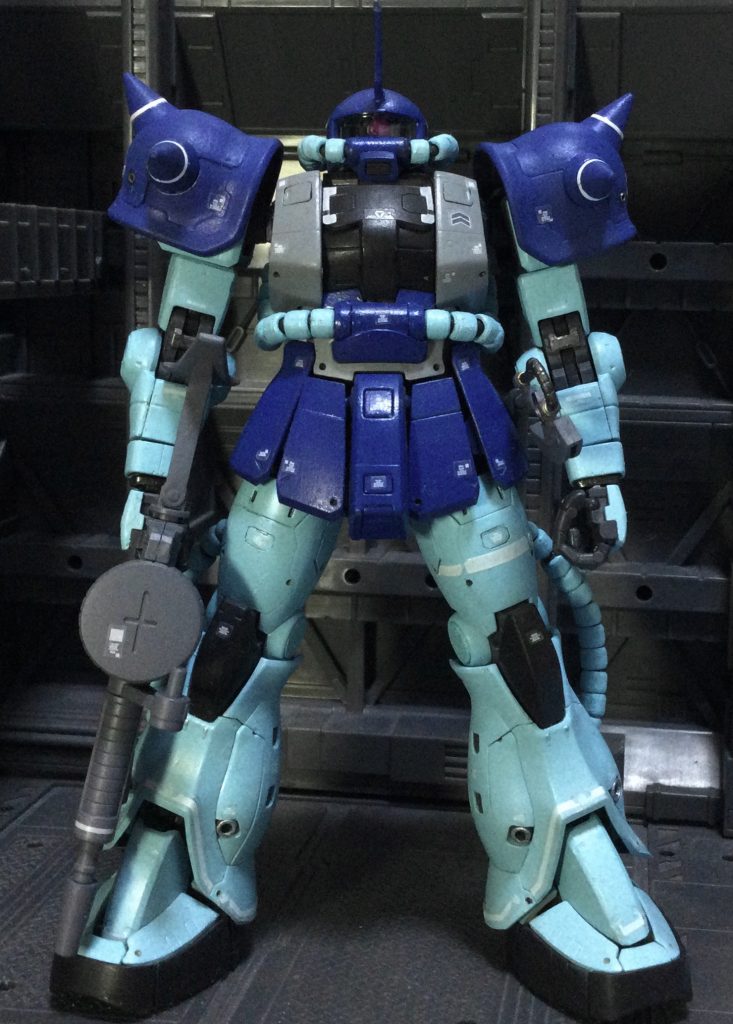 デカールもできるだけ設定画準拠で貼りました。両肩スパイクにラインが入っているので、これの為だけにオリジンザクのガンダムデカールを2set(約900円)使ったのがこだわりポイントww  なのにコーション系は付属のシール(笑)MGもなんですがモノアイカバーのクリアパーツが反射して眼が見えにくいので、リアル感はなくてもHGの表現の方が個人的には好きですね。カバー取るか🤔ふだんの製作はHGメインなので、RGの魅力とザクという機体のデザイン性の深さを再認識しました。やはり老眼にはちとRGはキツいのでルーペ的な物を購入しようと思ったのであった。現場からは以上です。