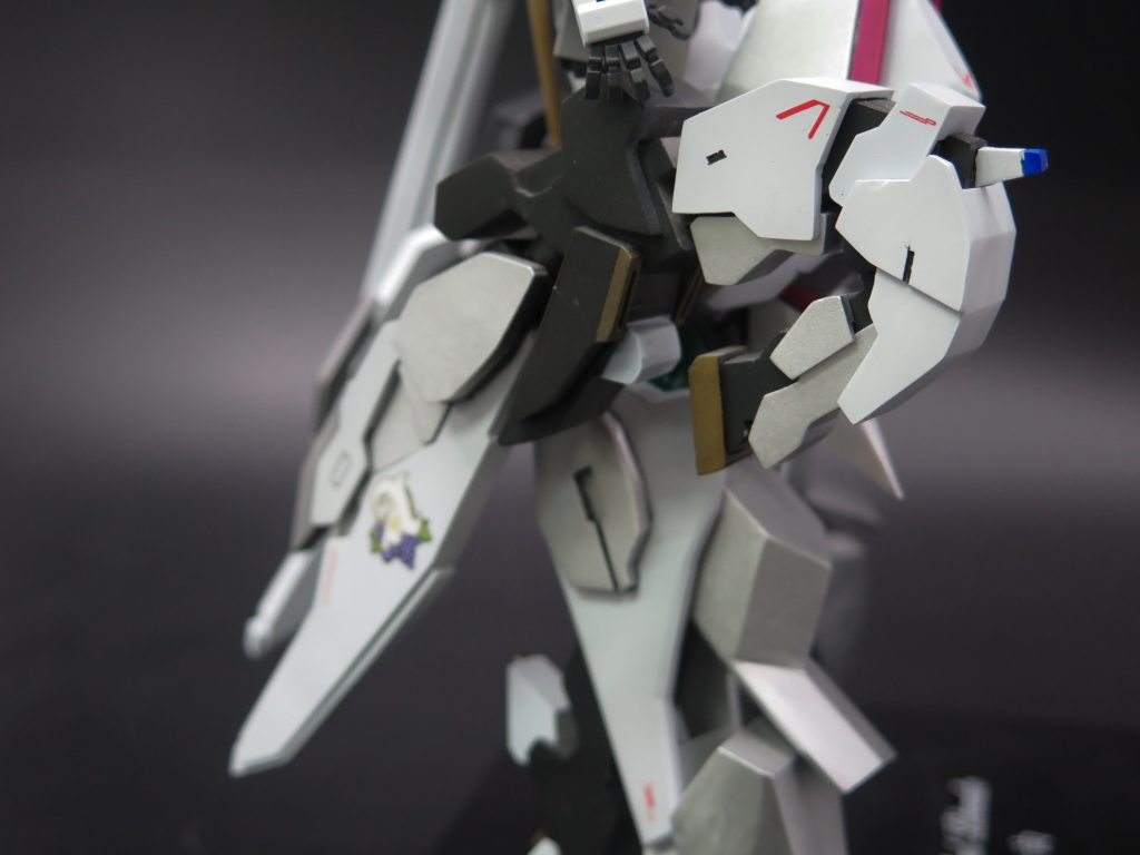 アクティブスラスター大腿部に繋がる可動式GN推進機関、各方向で向ける他、後部を展開することで、機体が戦場で変幻自在の軌道を描ける。