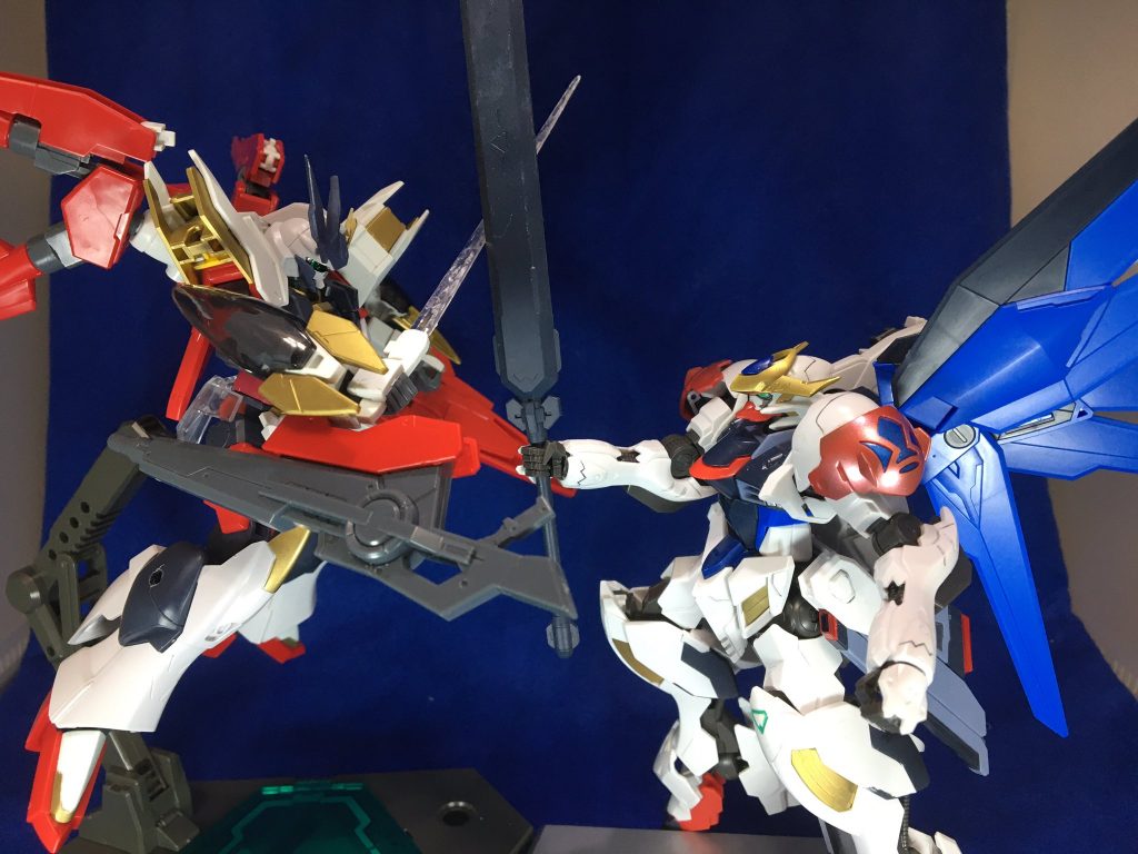 ※ここから先はより厨二感が上がります!ついて来れる方だけ!今回は自分の初ミキシング作バルバトスフライヴォルフとの戦闘の一部です!バルバトス(以下バ)フェイクコア(以下フ)-------バ:こいつ!見えない剣とか2体攻撃とか合体とか!盛りすぎなんだよぉ!!フ:ガンプラは最後まで集中し続けた者に勝利を運ぶ!制作もバトルも同じだよ、それは!バ:見えない剣が相手じゃ分が悪い!相手はリボーンズガンダムモデルだ、背後に回ると背中のフィンファングで撃たれる!なら!! バルバトスは力を込めたソードメイスの一撃でフェイクコアを弾き飛ばす。フェイクコアも同じ考えだったのかお互いの全力の振りがぶつかり合い両者の距離が一気に離れる。