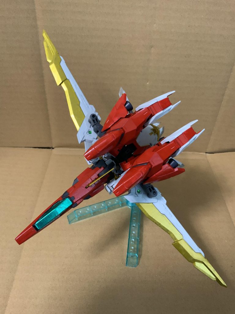 飛行形態です。基本寝そべり変形ですが、脚のアーマーを上側に持ってくることでイメージを変えられたかなと思います。