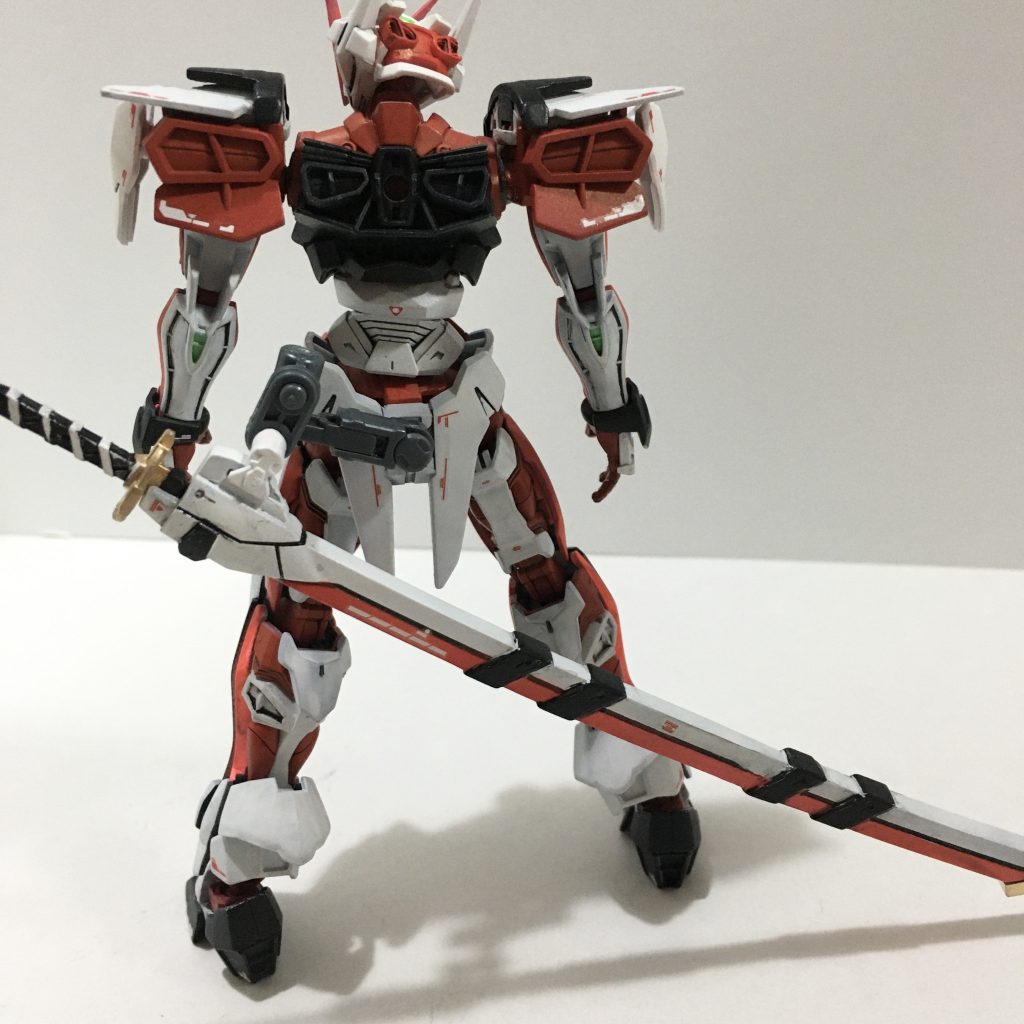 後ろはこんな感じです。武装が長過ぎるので腰にマウントできるようにしました。