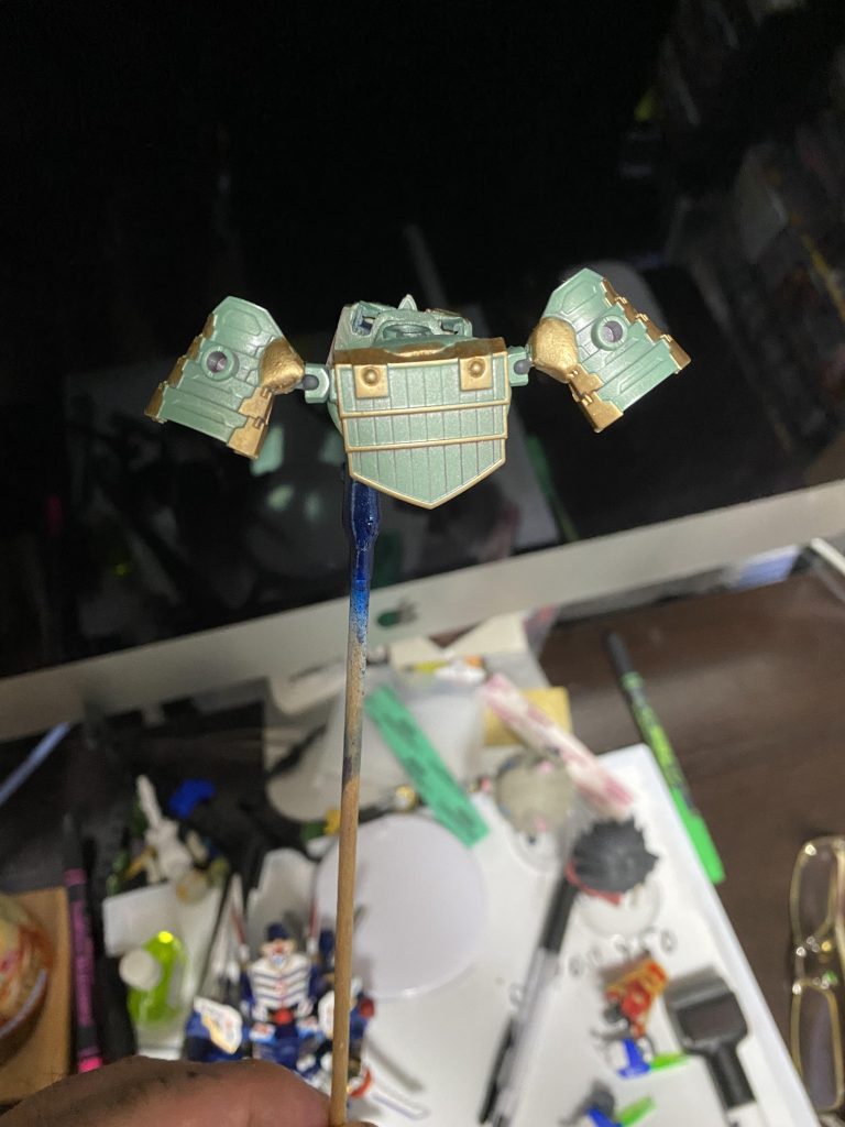 神キット、信長エピオン発売。彼の腰パーツが腰サイドと、頭サイドに生かされています。腰サイドパーツは可動させることで踏ん張り時にも逃がせるように、なっています。