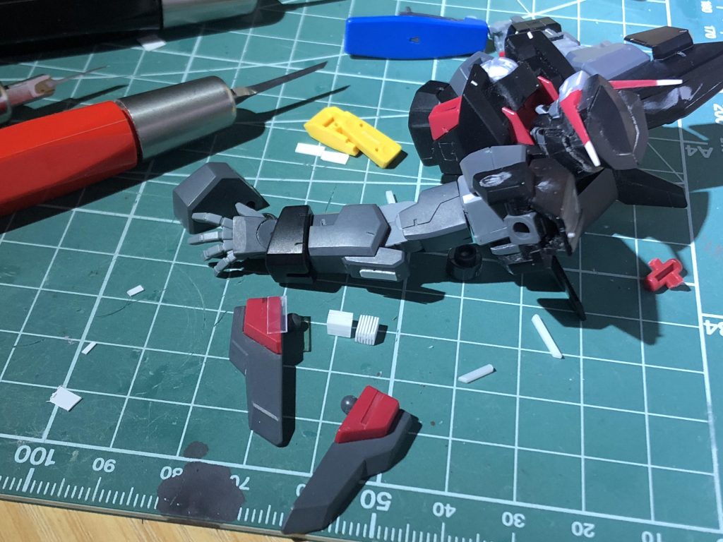 スジボリはちょっとだけ。プラ板で放熱板らしき何かを作るのは定規とデザインナイフがあればできるから簡単でおぬぬめ。BMCタガネ大好きマン