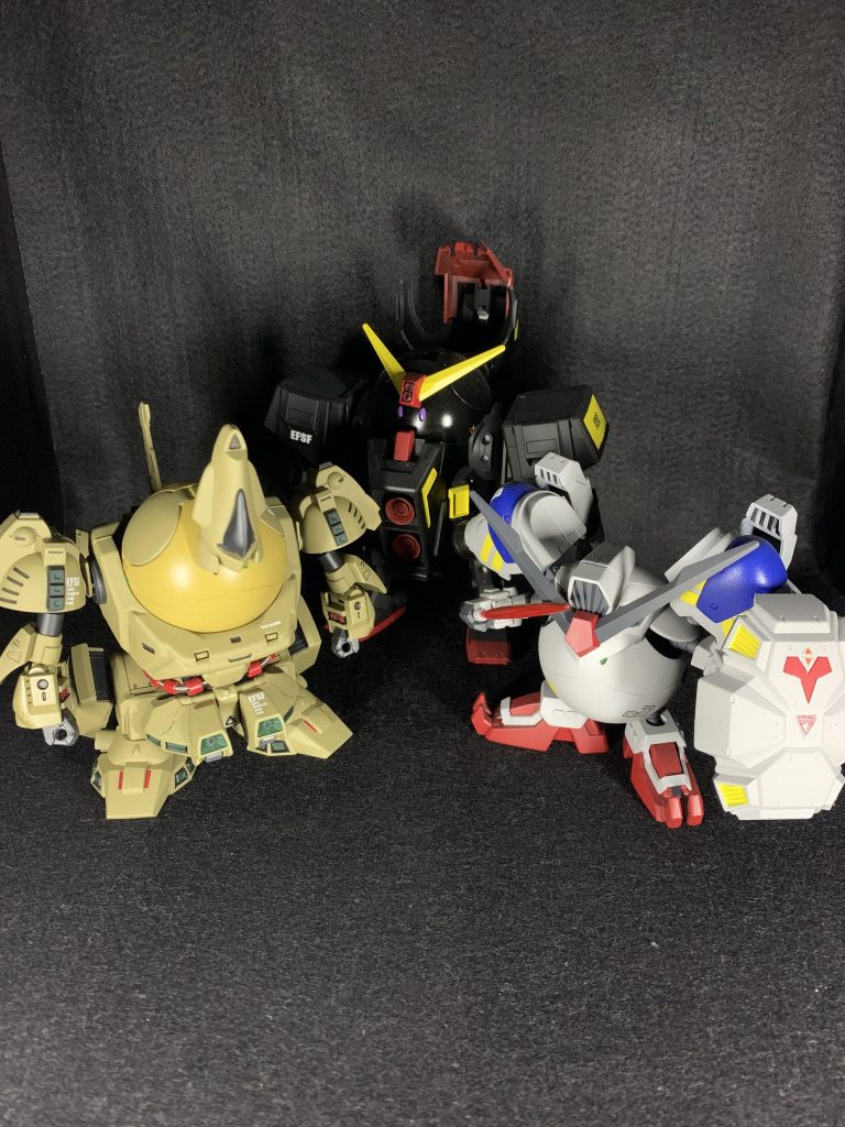 最後に、仲間達との大きさ比較を。ハロのジ・オver.を作るにあたって、「ハロ」より大きく「モビルハロ」より小さくを念頭に置いていたので、まさにこのハロローダーはサイズ的に打って付けでした。写真では分かりづらいかもしれませんが、真ん中のサイコガンダムより頭半分ほど小さいです。最後までご覧下さり、ありがとうございました。