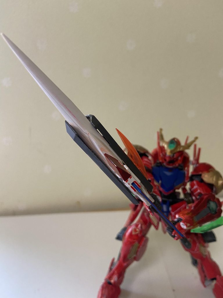 GNソードメイス、ソードメイスとオーライザーの部品を使って作成、ウィングを展開し粒子を解放することで、ライザーソードのような攻撃も放てる、基本的にトランザム時以外は使用されない