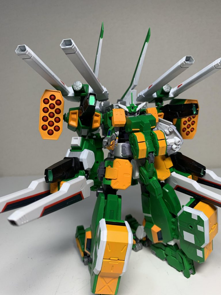 シュタイン・ヴィートルーガンダム！！シュタイン・コアガンダムを中央部に格納、胸部装甲を元に戻し、バックパックを差し替えれば合体完了。全高約23cmと非常に巨大な機体となるが、脚部の無限軌道により大きさにそぐわない速度での移動が可能。