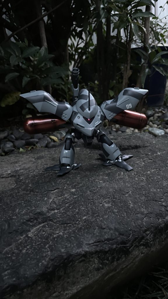 目にはLEDを仕込んでみました。