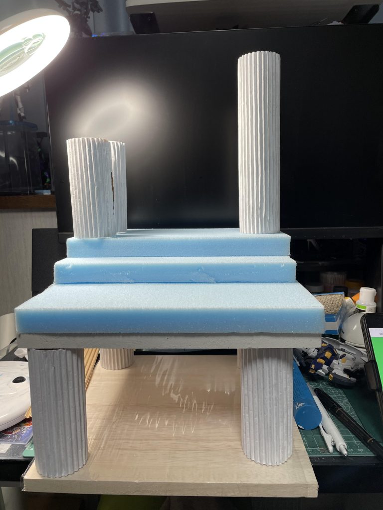 神殿の柱は、トイレットペーパーの芯に「片面段ボール」を巻きつけています。土台は、いつもの通りスタイロフォーム。