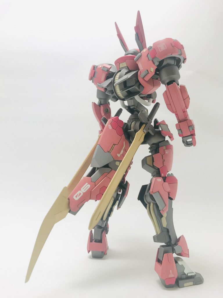 唯一足したのが尻尾です。慣性で旋回したり、もちろん武器にもなります。尻尾のついたロボット妙に好きです。