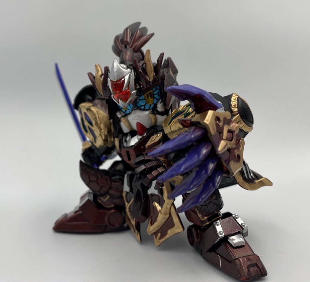 肩アーマーに爪を装備できます。ハッタリは効かせられたと思います。