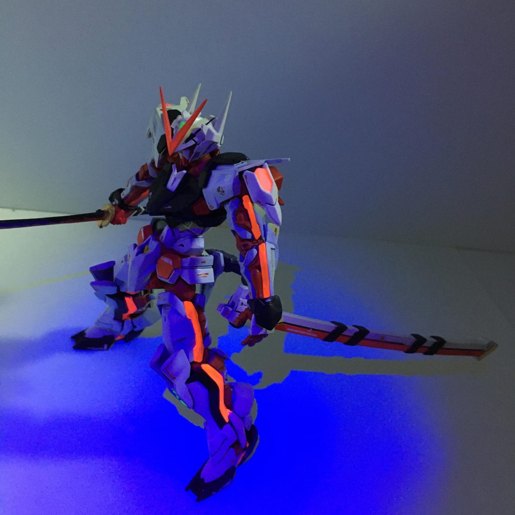 S22型パワーローダー起動Gジェネでの演出で機体各部がS22パワーローダーを起動させる時に光ってたので蛍光塗料で塗ってみました。蛍光塗料を使ったのも初挑戦でした