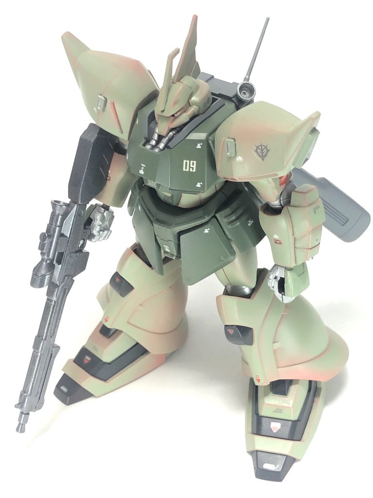 古いキットで合わせ目が多いですが、そんなに難しい位置ではないので初心者の自分でも綺麗に消せます。