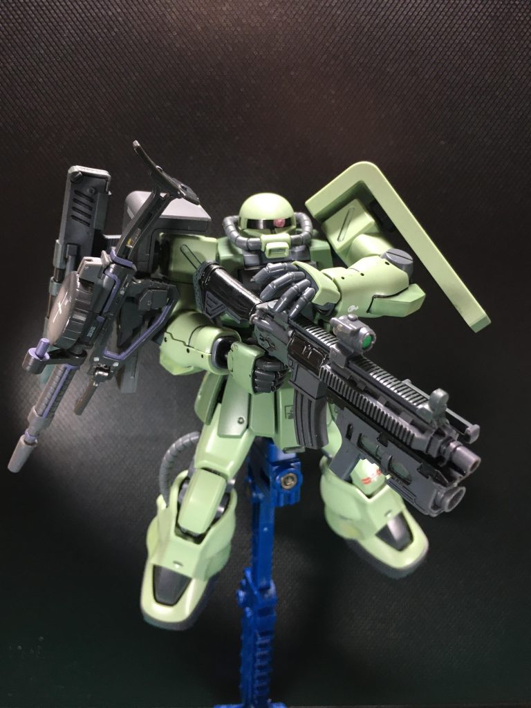 コトブキヤのM.S.G.「アサルトライフル」も合わせ目消しせず放置していた物を追加で仕上げています。ザクシールドはジャンクのポリキャップを使えばザク系キットの肩に装着できます。