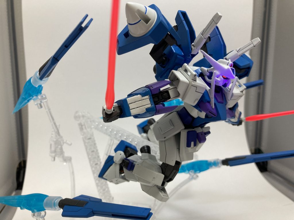 EXAMシステム機体の出力を無理やり上げ、機体のパワーを大幅に上昇させる代わりに機体とパイロットに大きな負荷がかかる諸刃の剣。機体スペックが上がることにより、GNバスターソードIIを片手で振り回すことが出来る。EXAM発動時は近接戦闘重視になるため、GNバスターライフルはパージし、GNファングに射撃を任せることが多くなる。ちなみにEXAM中はGNビームサーベルの色が本来の赤色に戻る使用がある。