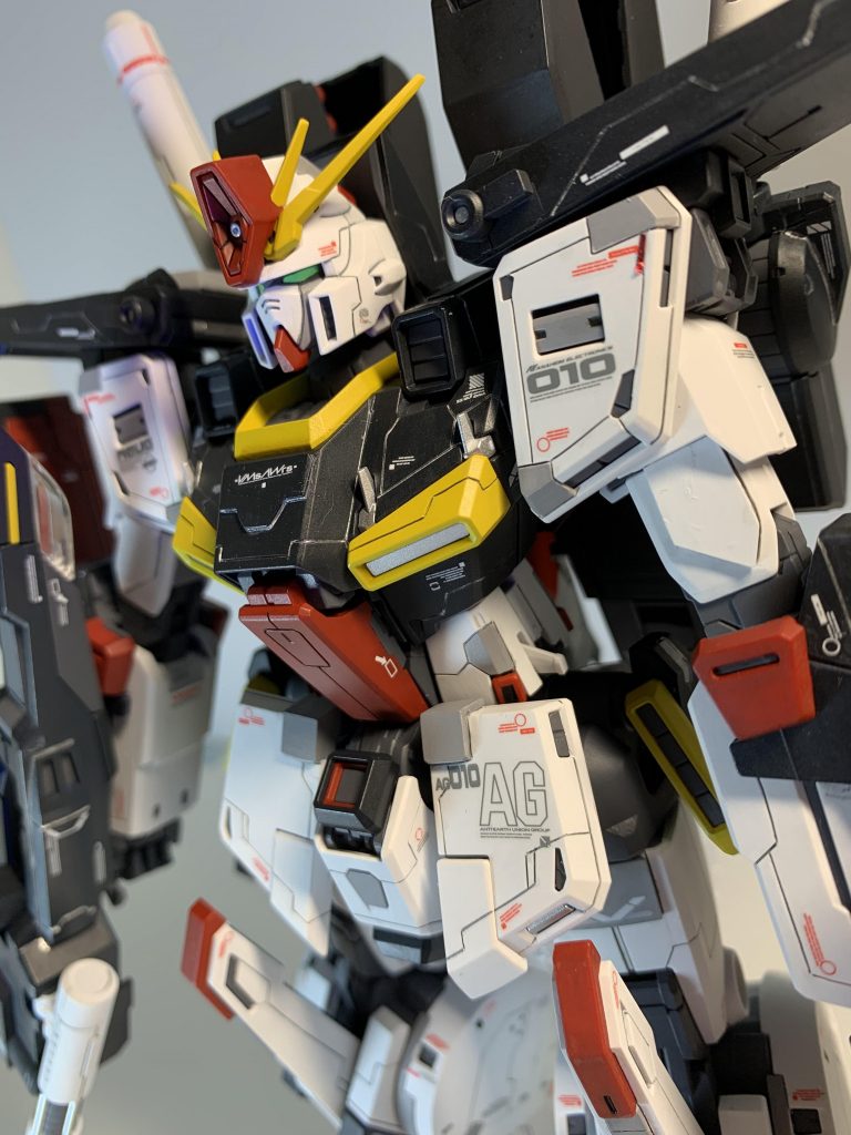 ツインアイはUVライトで光るようにしてあります。また、各所にレッドチップ代わりにラピーテープとレジンで工作してあります。