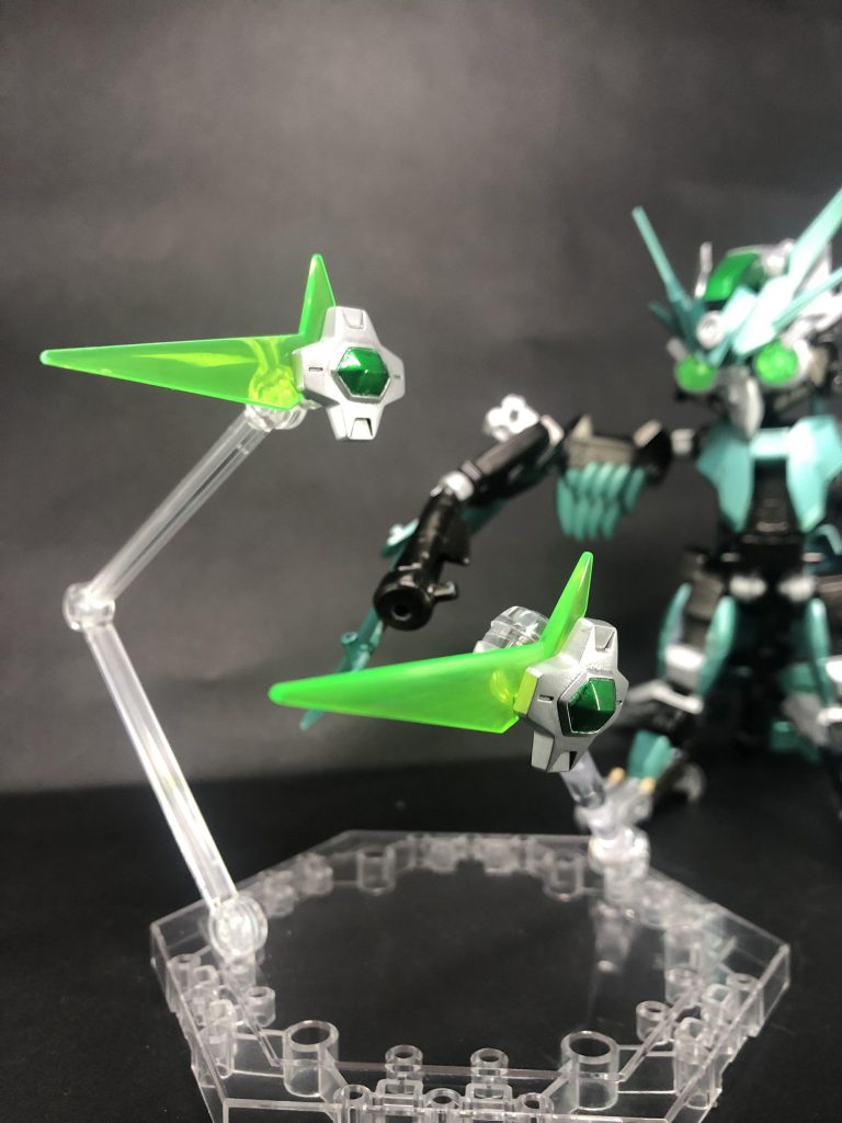 ホッ!ビーム手裏剣はビットになってて、ボクでもある程度は操作できるよー。でもやっぱりイブキには敵わないっホー。解説③心担当その2、ビット操作特化前述の頭部の視覚的機能の一つで、ハットリは高い空間認識能力を利用したビット操作を得意とする。ハヤテもビット操作は得意であるが、ハットリの方が操作性や命中精度において優れている。ビーム手裏剣は単体だとクナイのような形のビーム刃になり、2つ組み合わせると手裏剣型のビーム刃となる。