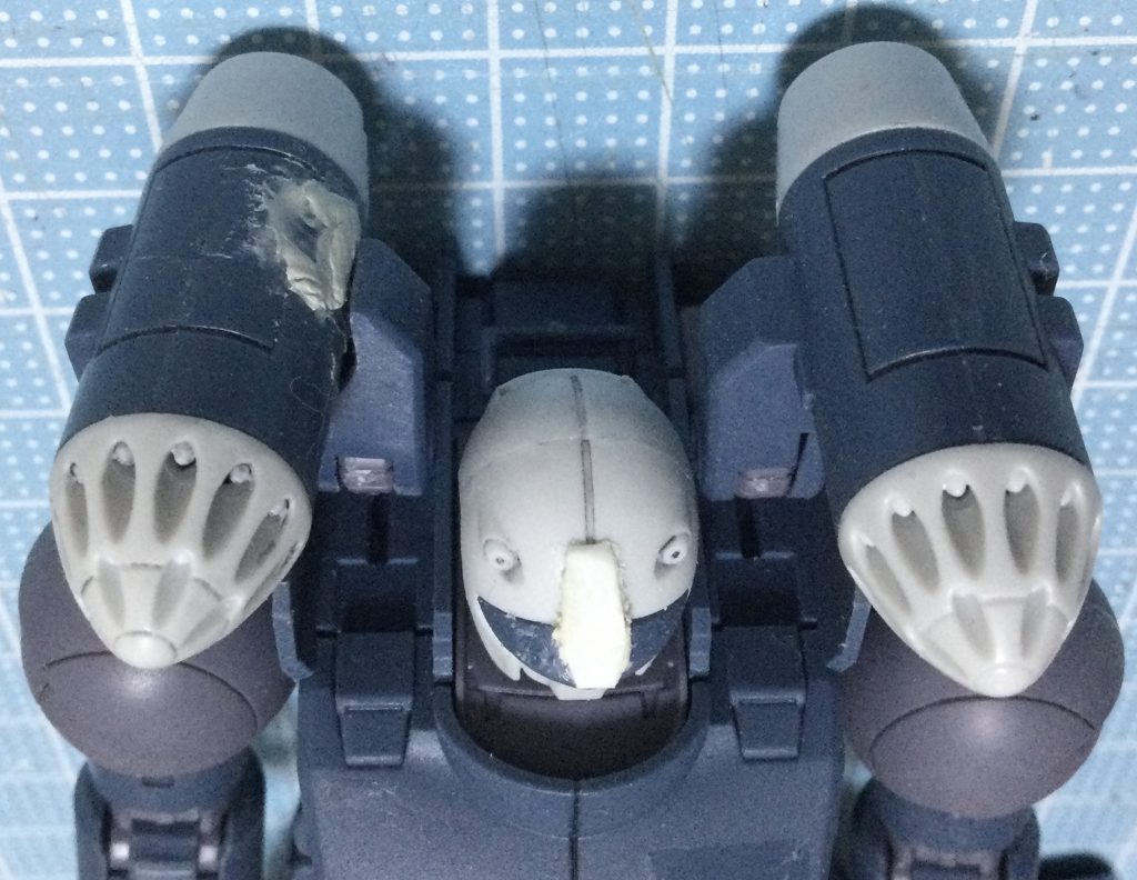 最近のキットでは21stセンチュリー・リアルタイプか、初期HGガンキャノンにしか付属しないスプレーミサイルですが、オリジンには左肩用だけが一個付属しているので、一個を根元から切り離し右肩用に整形。拳はHGザク系のジャンクパーツが余っていたのでそのまま使用。拳の3本ラインのモールドは「なんかダセー」から省略しました(なんたるアバウト)