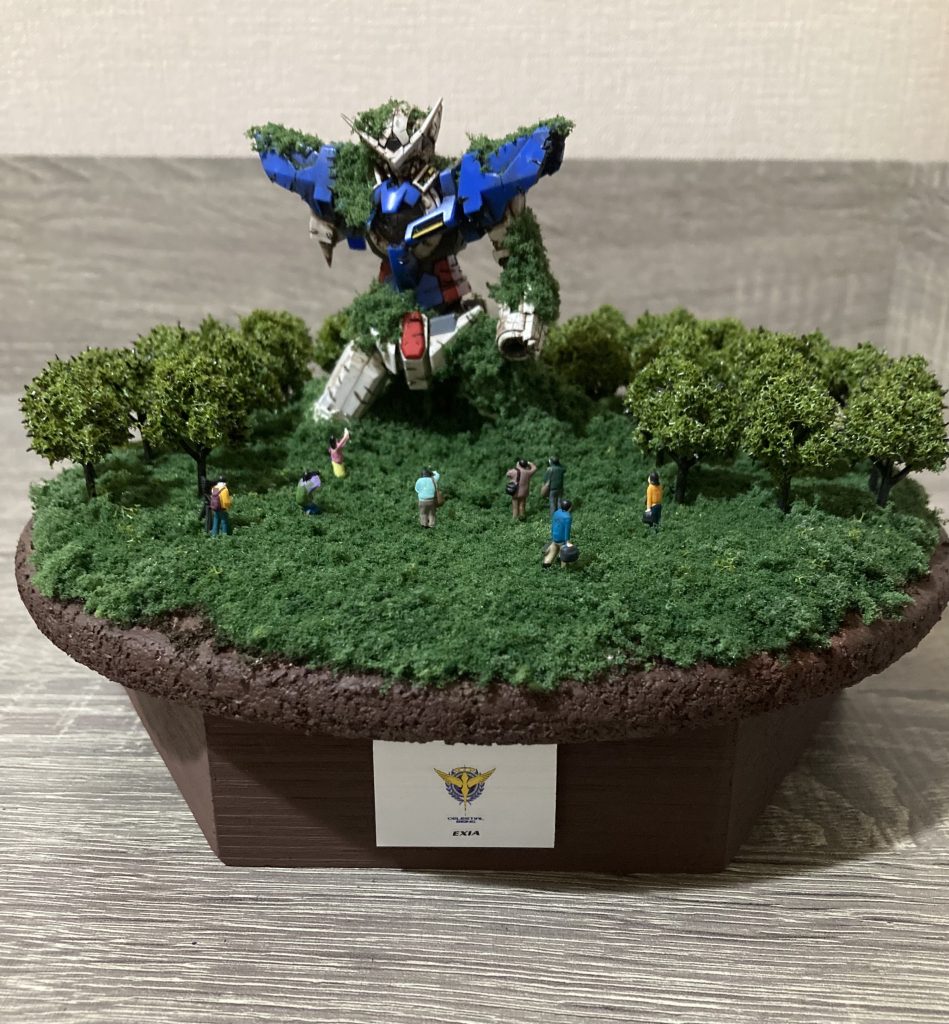 コルクボードと木箱は濃いめの茶色を使って平筆で塗装しました。