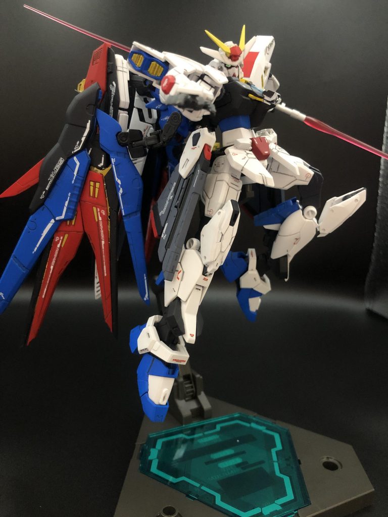 翼を大きく下方へ可動させ、重心を下にずらす事で、重力圏内の近接格闘形態「ラッシュポジション」に変形可能!元ネタはビルドダイバーズから( ´ ▽ ` )