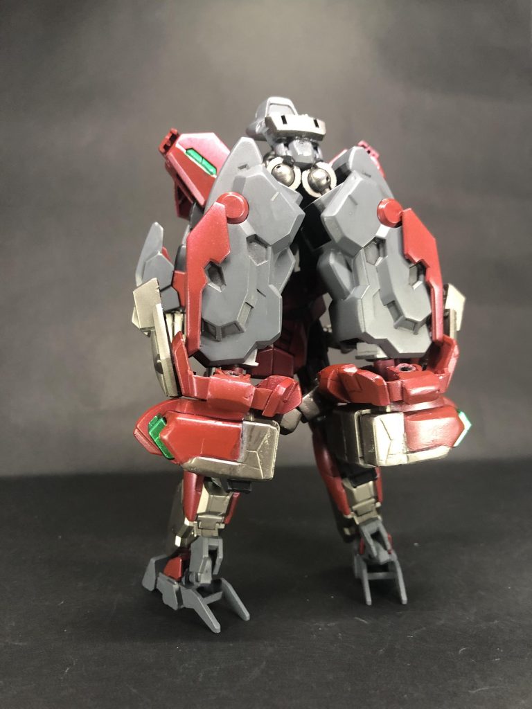 バックショットゴリラの頭を分割して肩アーマーに逃がし、頭の基部にゴリラ腕を接続しています。変形する際の動物の頭って割とそのままになりがちですが、今回は上手いことバラしてアーマーに溶け込ませる事ができたかな、と思ってます。