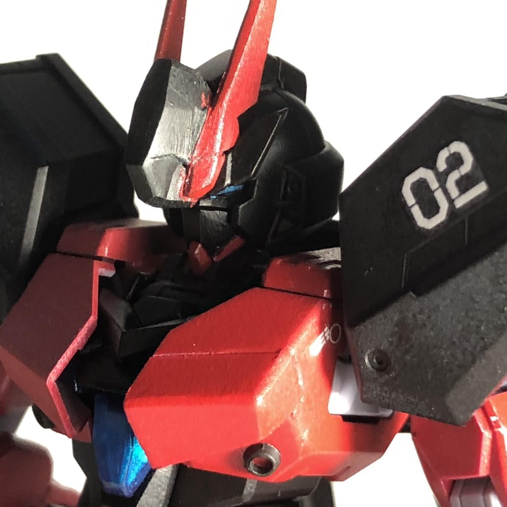 頭部はアンテナを短くし、口元の排気ダクトも塞ぎ、見えませんがカメラアイも無くしゴーグルのようになっています。胸部装甲もプラ板を使い装甲を追加し、無骨なイメージにしています。改造に使用したキットはヴィートルー、サタニクス、ネプテイト、フェイクニューウェポンズ、コアガンダムたくさんですサブアームとドリルバンカー以外は全てコアガンダム系のパーツのみで組んでいます。