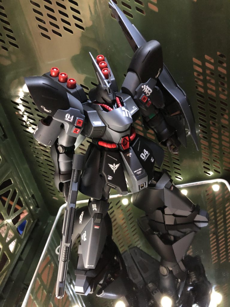 黒いサザビー–4枚目/制作者：真樹京介