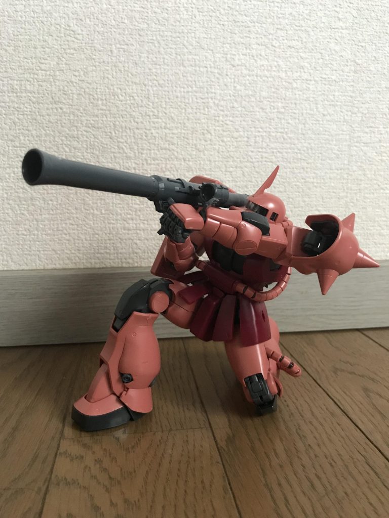 次に、ザクバズーカを持たせて見ました　　膝立ちもできます　　　　　　　　　　　　(ザクマシンガンは持たせることができなかったので写真がないです。ごめんなさい)