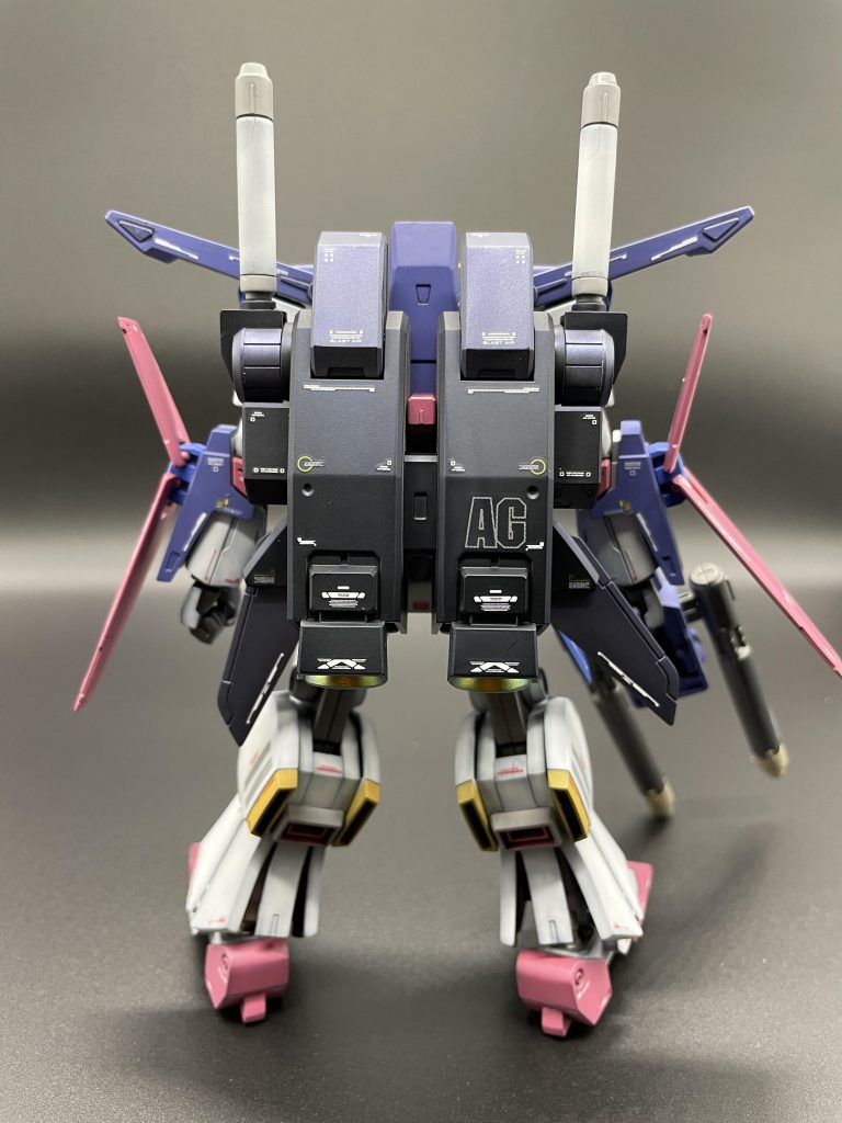 バックパックには今話題のガイアノーツ、プリズムブルーブラックを使用。差し色にはバーチャロンカラーのパールマーズダークブルーを使用しています。