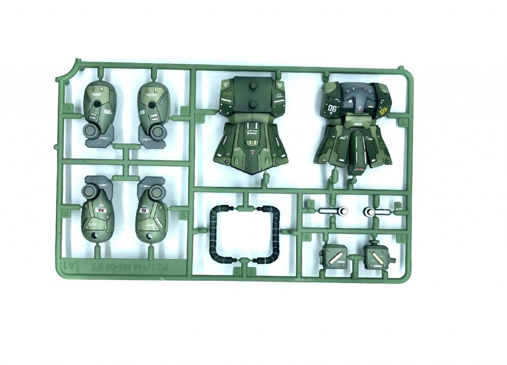 ボディはスカート部分に筋彫りと色分けが多くなりました。太ももなんですが、初めから筋彫りが入っており300円のFGにしては出来の良いキットだと感じました。