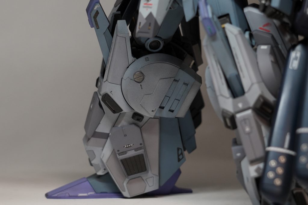 足はFAZZの余剰パーツとプラ板で簡易ディテールアップ