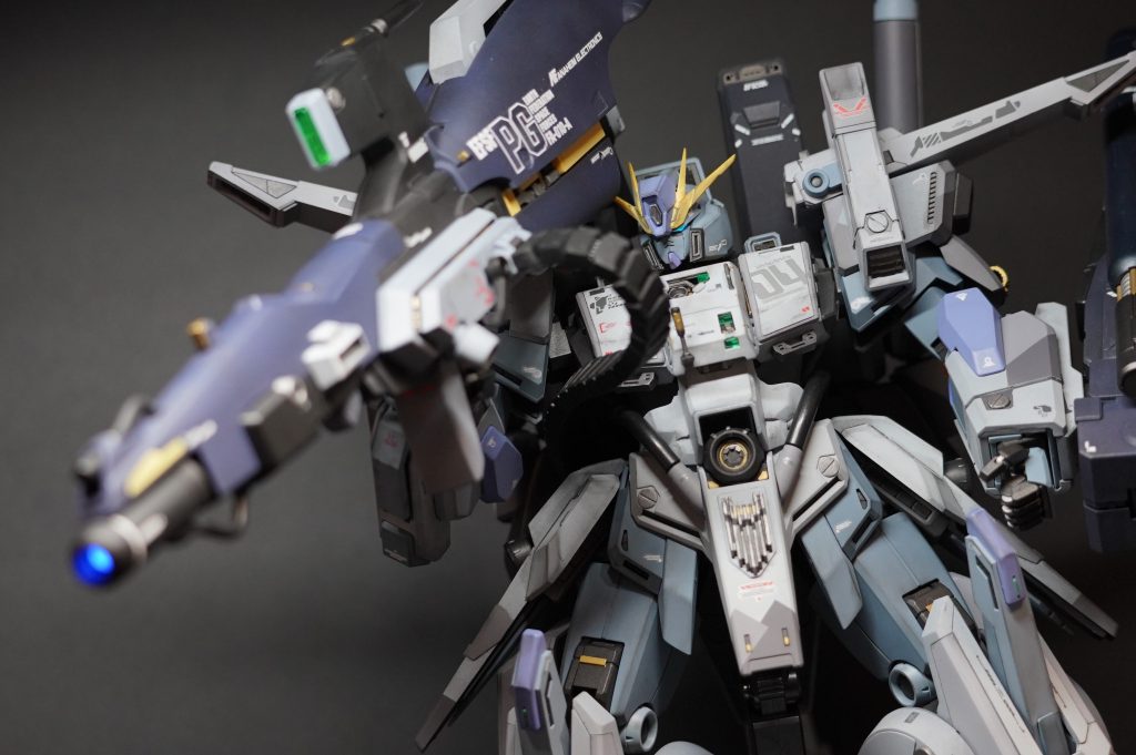 カメラアイとハイパー・メガ・カノンは電飾してます。